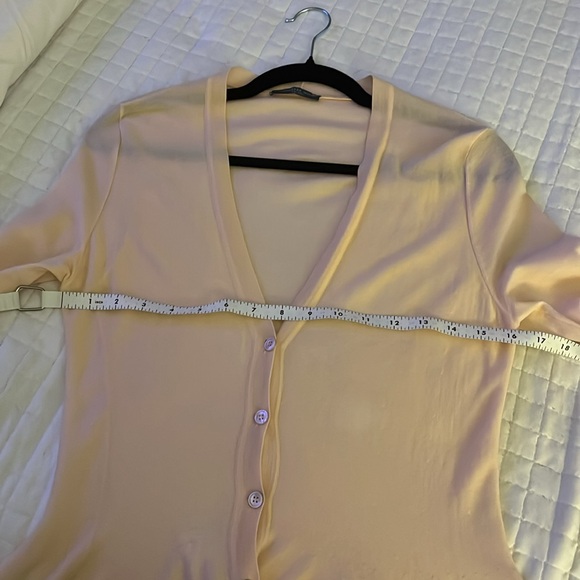 Alexander McQueen  L  cream long sleeved front buttoned cardigan. Hi-low - Picture 2 of 6